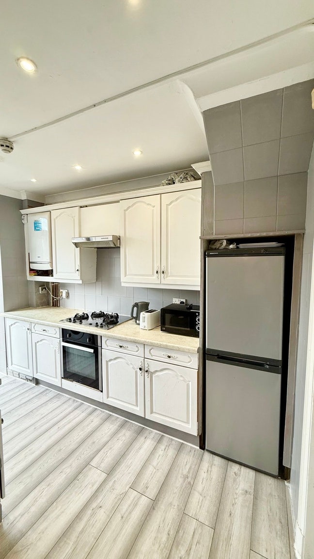 Single Room in Great Location Ready to Move In Main Photo