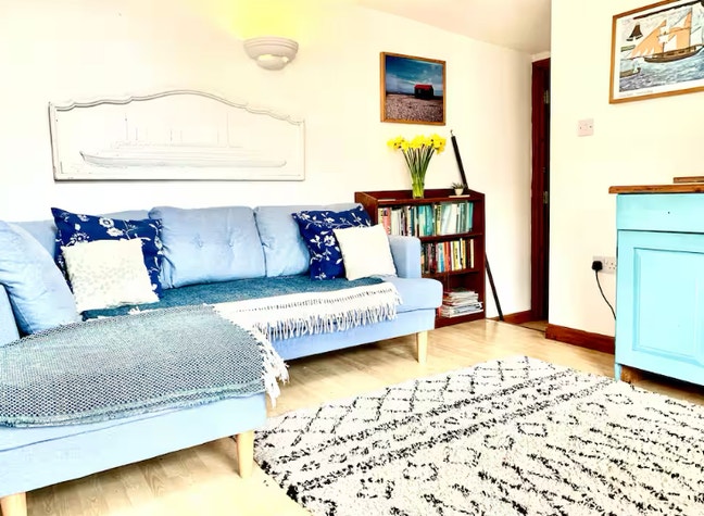 Lovely little flat to rent in central Famouth Main Photo