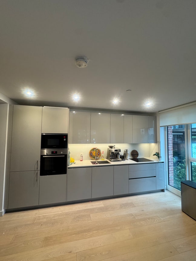 Beautiful En-Suite Room in modern apartment  Main Photo