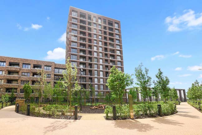 Modern double in luxury apartment complex Main Photo