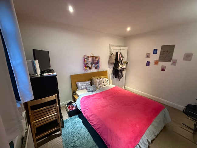 Spacious double room Colliers Wood / Mitcham Main Photo