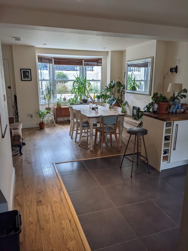 Sunny double room in lovely house share  Main Photo
