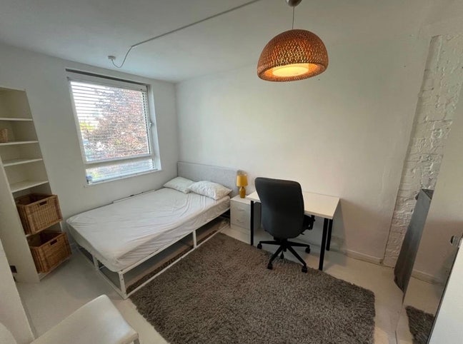 Nice Room in Canary Wharf-Bills Included-5mins to🚄 Main Photo