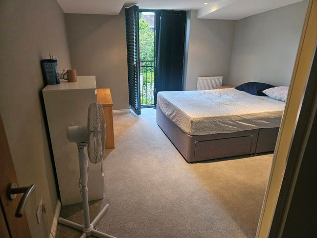 Beautiful and Spacious Ensuite available! Main Photo