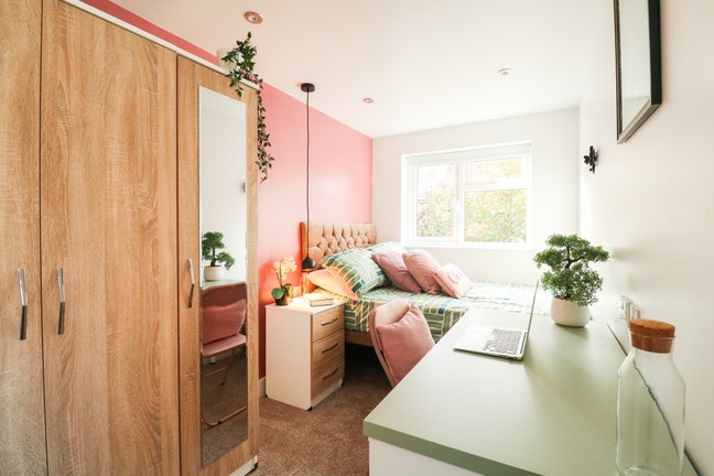 💥Modern Double Ensuite Available 🏡 LE3 Main Photo