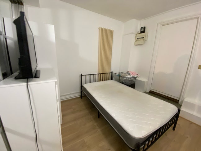 Small single studio room with en-suite toilet  Main Photo