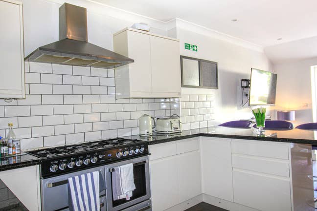 SE6-Stunning Ensuite in Super Clean Home Main Photo