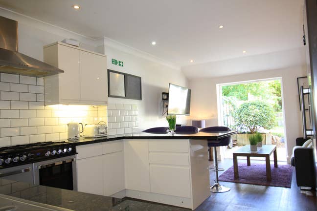 SE6-Stunning Ensuite in Super Clean Home Main Photo