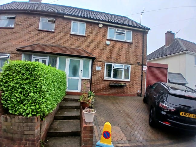 Four Bedroom Semi Detached House in Chessington Main Photo