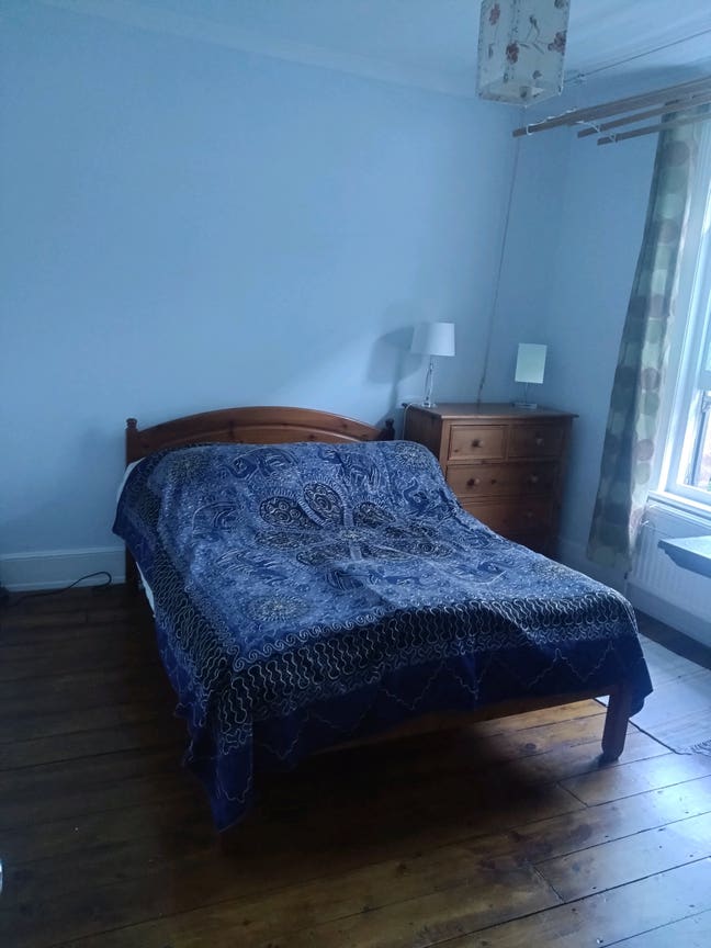 Large double room in friendly home with garden Main Photo