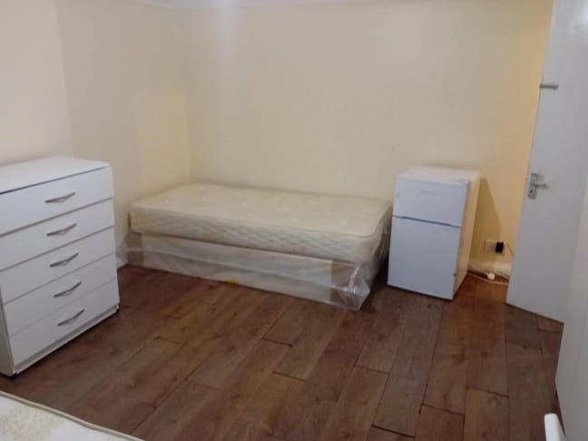2 single beds for rent - 120 £ pw EACH BED Main Photo