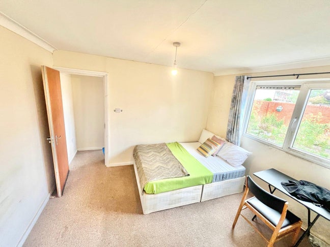 Canning Town Spacious Double Room Available Now Main Photo