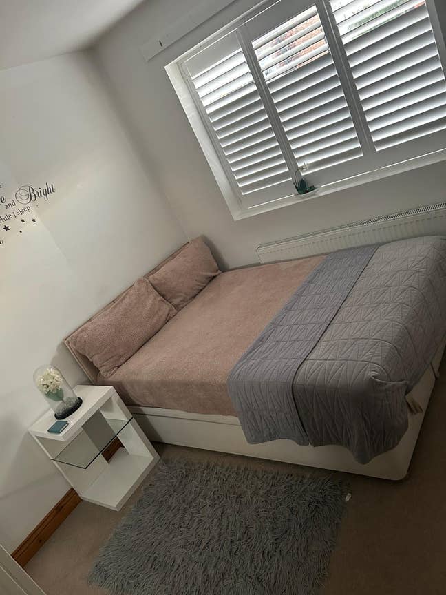 Spacious double bedroom in a quiet area.Well maint Main Photo