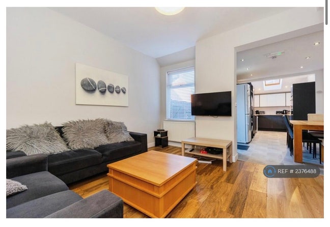 Double bedroom available!!  Main Photo