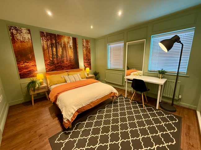 Cozy Room with Ensuite in Friendly Family House Main Photo