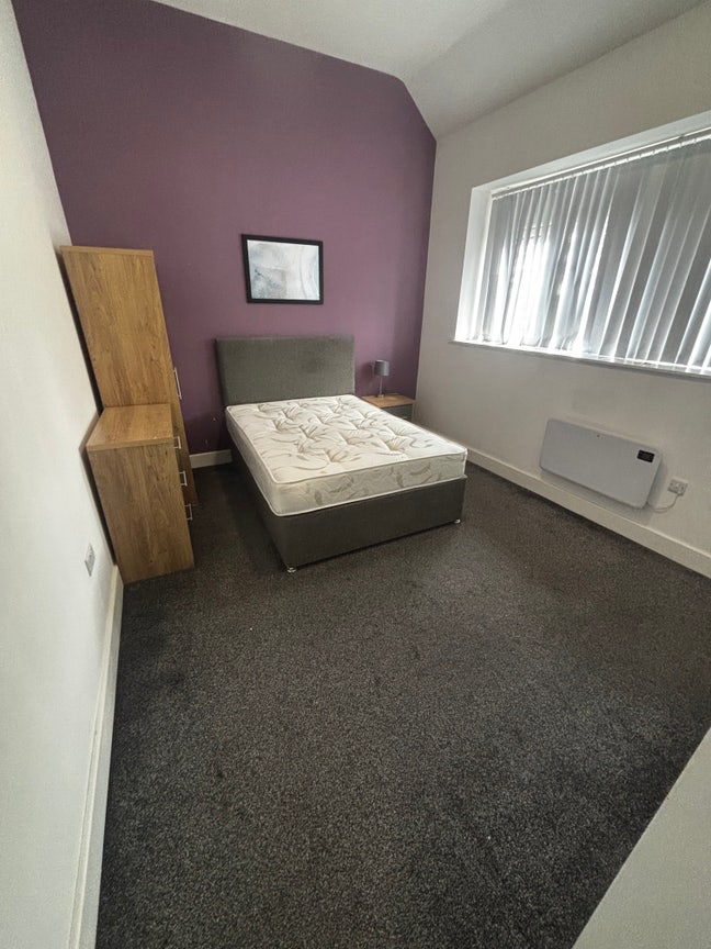 Large double within walking distance of city! Main Photo