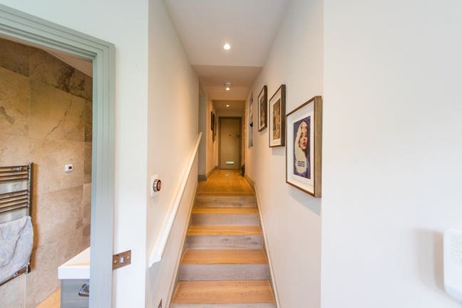 Modern DBL Room with En-Suite Main Photo