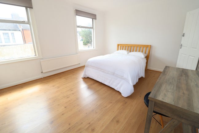 10 Mins from South Kensington!!- 2 Rooms Available Main Photo