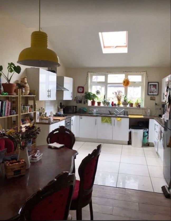 Looking for a female or male house mate Main Photo