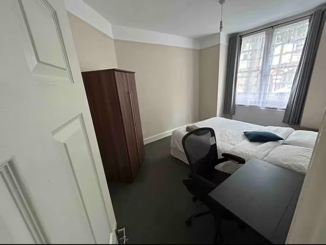 Spacious, recently renovated rooms and property Main Photo