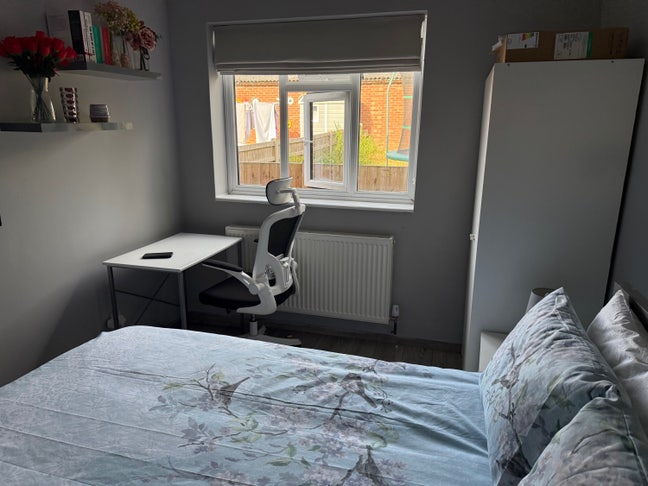 Spacious double room to rent in a clean home Main Photo