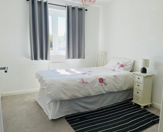 Spacious double bedroom Main Photo