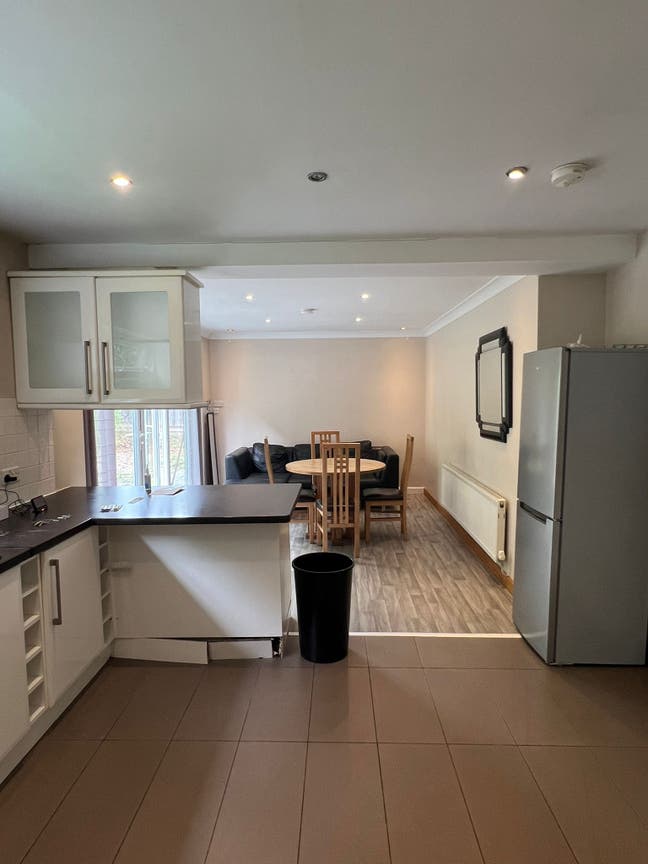 Affordable 5 ensuite house on Lunar Close Main Photo