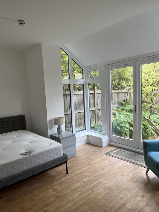 Large double room MK10  Main Photo