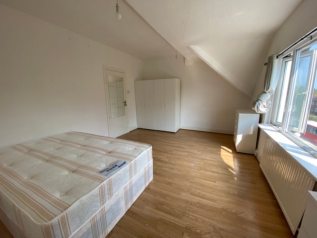 Spacious Double Room 2 Mins from Jubilee Line Main Photo