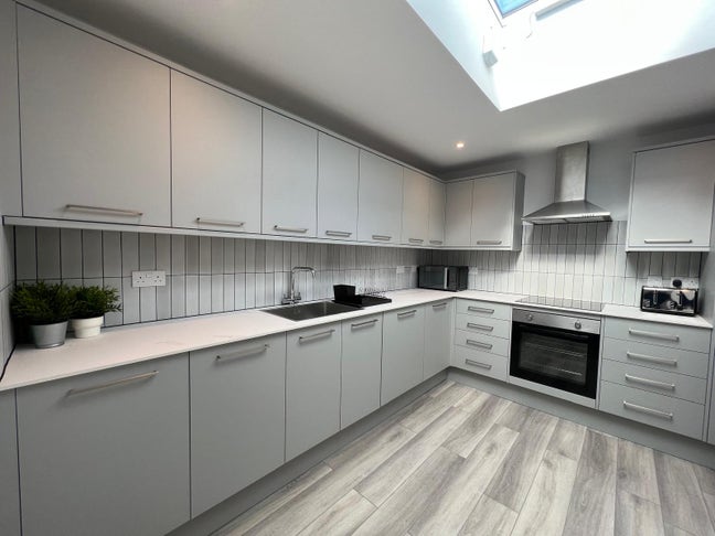 Studio Flat NR St. George's Hospital-ALL BILLS IN! Main Photo