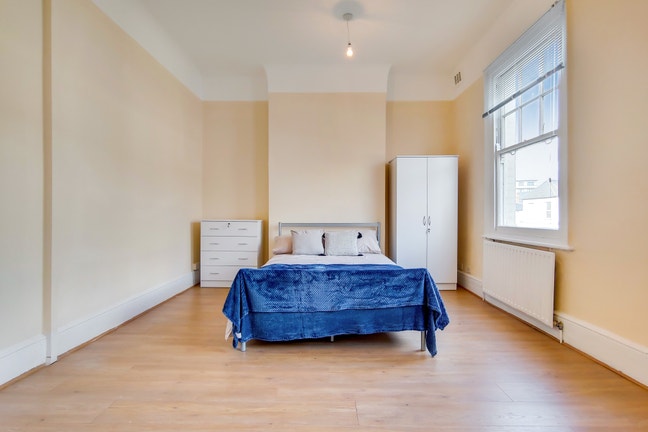 A large double room in Wimbledon bills included Main Photo