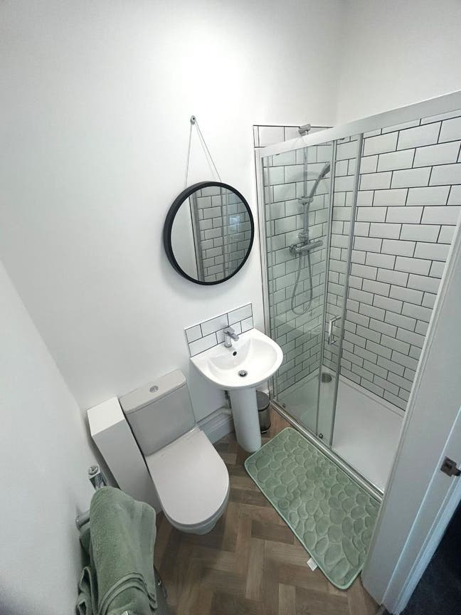 Striking Shared House on Durban Rd, Grimsby Main Photo