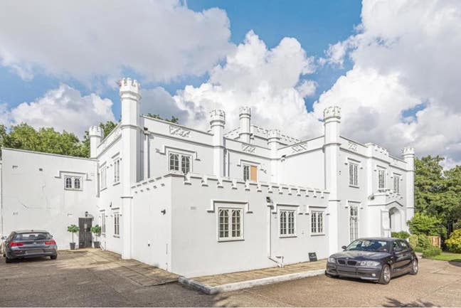 Newly refurbished 2 bedroom flat available now Main Photo