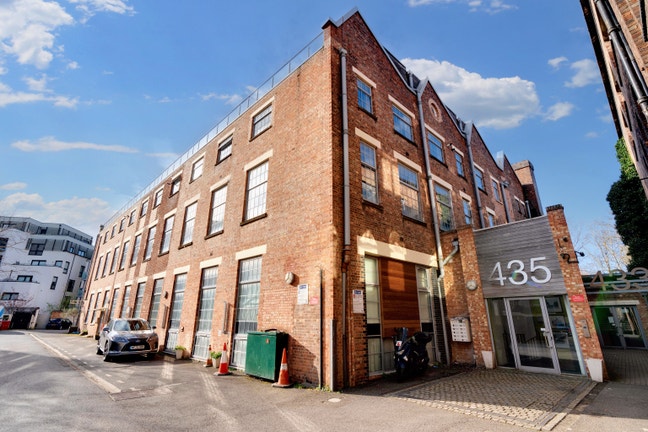 A stunning 1 bedroom flat is situated in N7 Main Photo