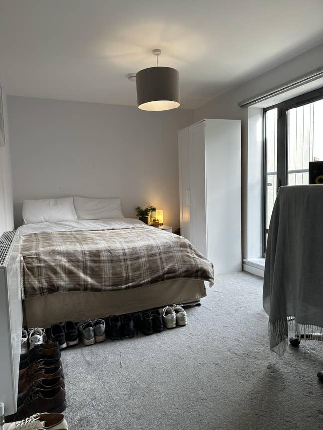 Modern Spacious Double Room In Creative Household Main Photo