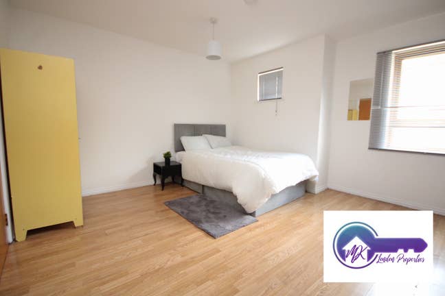  Large Double En-Suite Room in Prime Poplar Main Photo