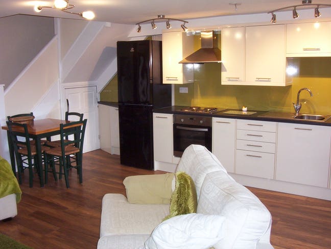 2 rooms within large property own kitchen parking Main Photo