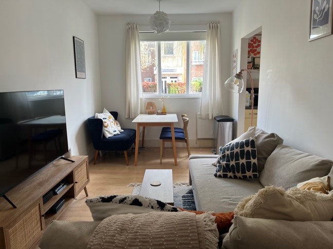 Small single room available short term from Oct 1 Main Photo