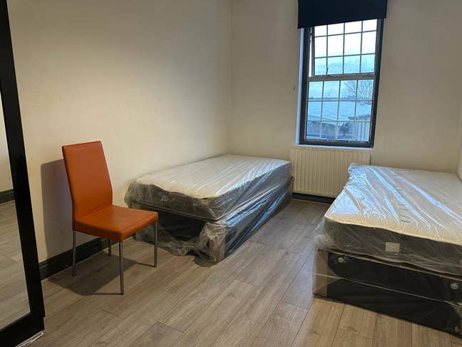 Double Room 1 Min walk From Seven Kings Station  Main Photo