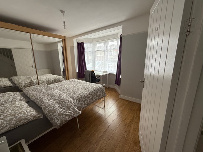 Spacious double room for single occupancy  Main Photo