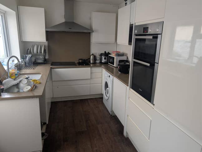 Double room available near by town centre and trai Main Photo