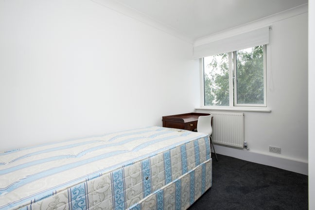 £ 840 - Mile end road , Zone 2  Main Photo