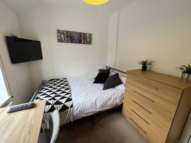 The Tidy Life: A Double Room in a Welcoming Home Main Photo