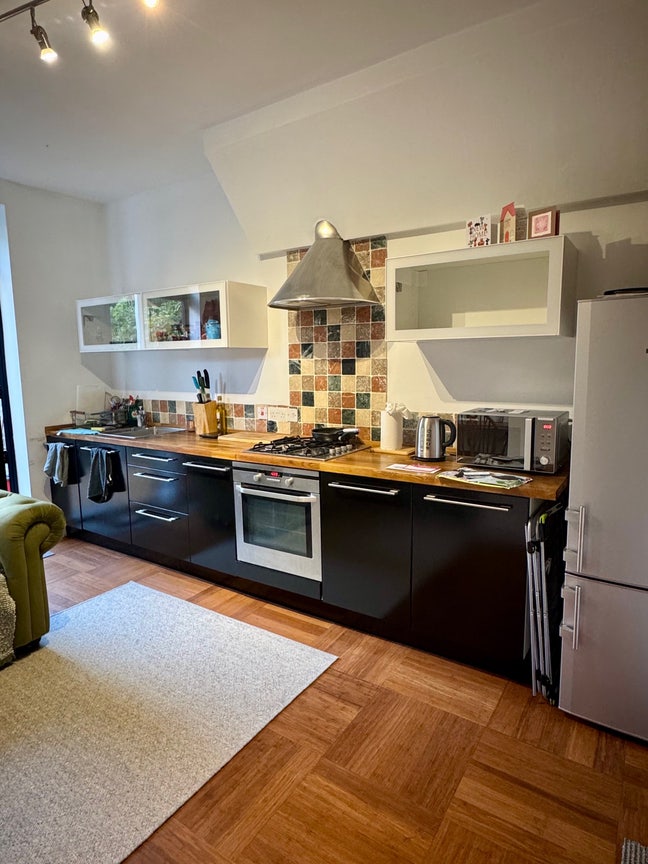 Large Double bedrooms in newly refurbished flat Main Photo