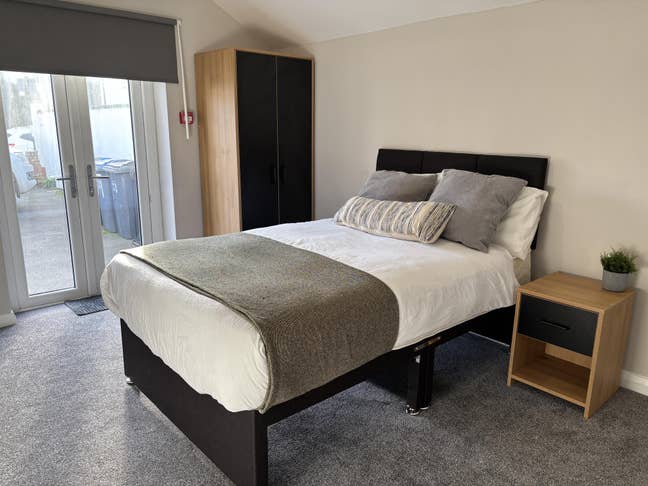Perfect Room with Off-Street Parking for Your Car Main Photo