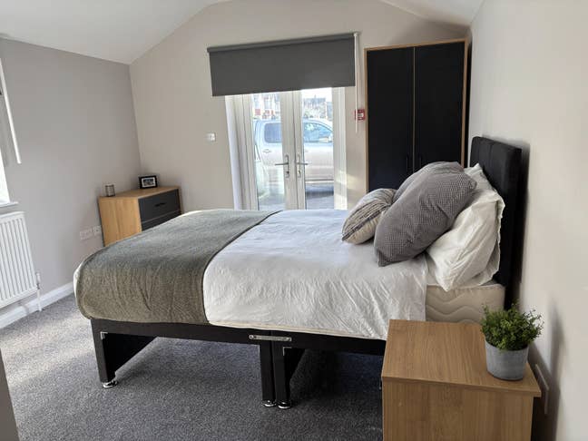 Perfect Room with Off-Street Parking for Your Car Main Photo