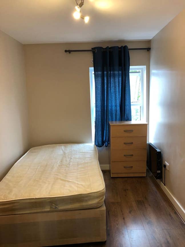 Studio flat with a shared main kitchen London N16 Main Photo