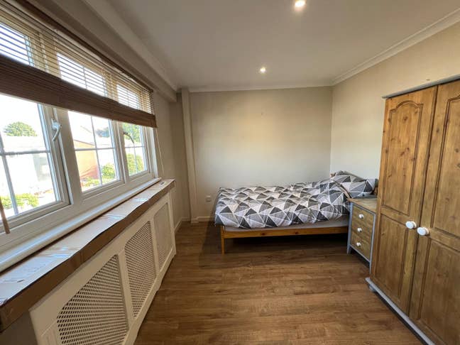 Spacious bedroom to let in London E5. Main Photo