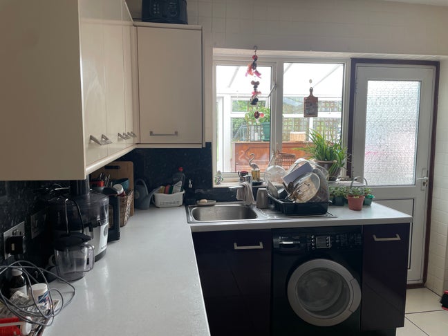One room in 3. Bedroom house, Main Photo
