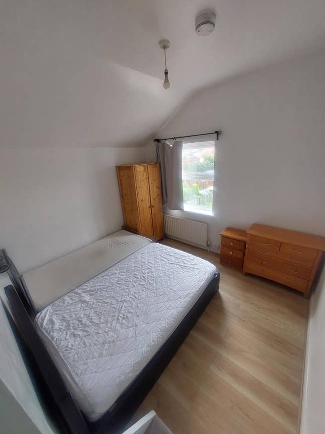 One double bedroom available for rent  Main Photo